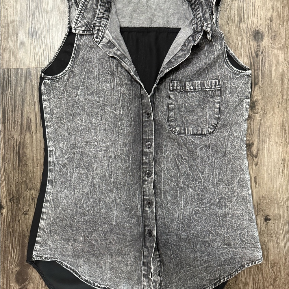 Streetwear Society Gray Sleeveless Denim Blouse